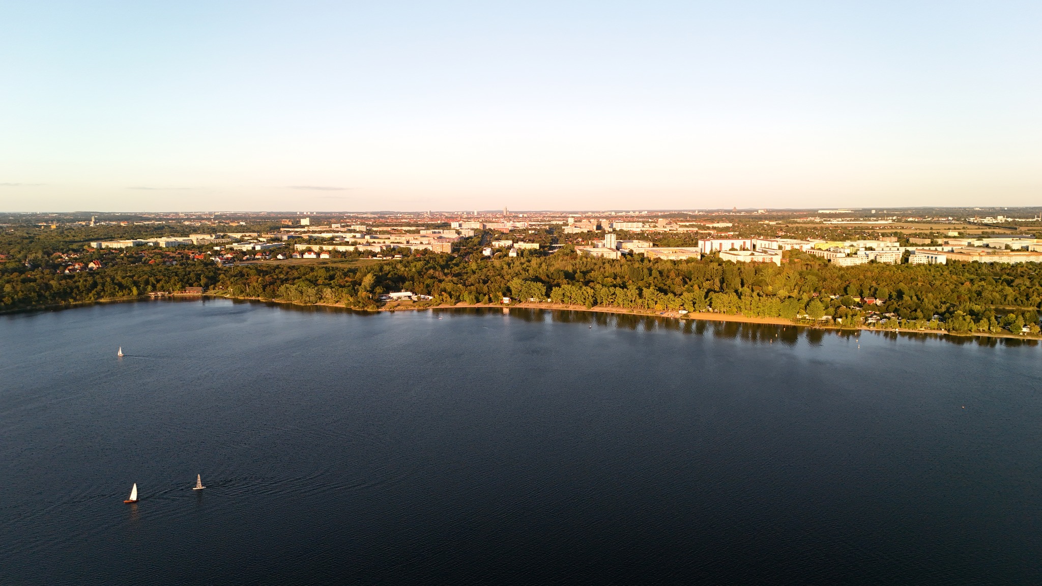 Kulkwitzer See mit Inseln und Uferlandschaft aus der Luft